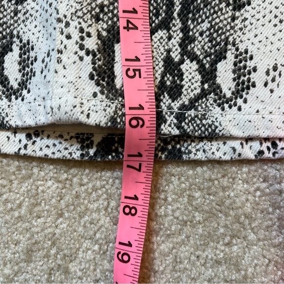 BlankNYC Skirt Womens 29 Black White Snakeskin Python Print Denim Mini Cotton - Picture 9 of 9